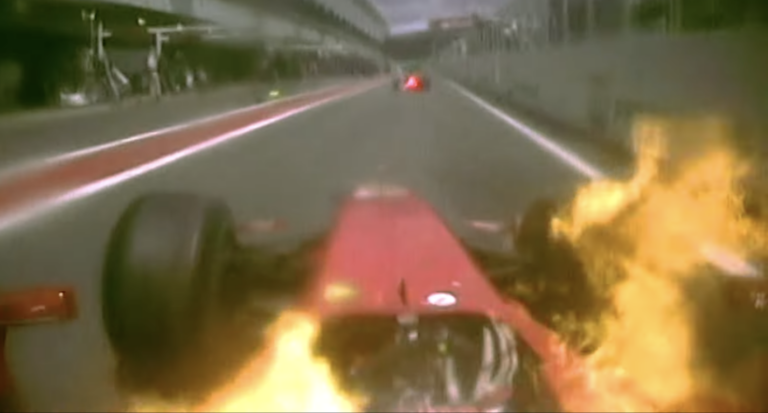 Bokszutcában lángoló Räikkönen, önkívületben levő Senna, egymást kiütő Ferrarik (videó)