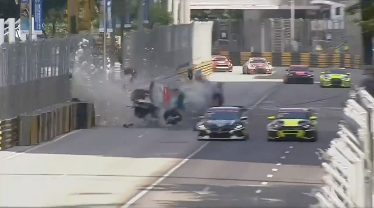 A kínai F4-es pilóta bukása után újabb hatalmas baleset történt Makaóban (videó)
