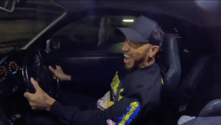 Még a váltókar is füstölt – Hamilton a tokiói éjszakában pörgött egy Nissan Skyline GT-R-rel (videó)