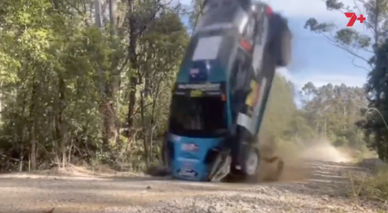 Elképesztően nagy bukás történt az ausztrál ralibajnokságban (videó)