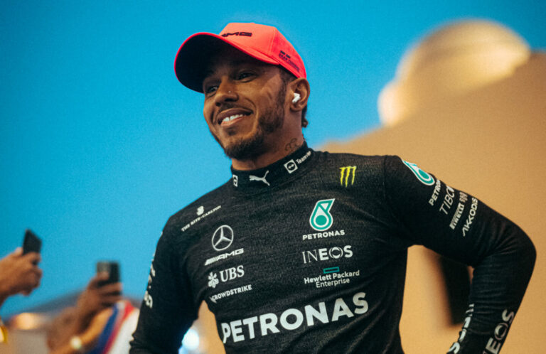 Hamilton jót nevetett a Red Bullon: a botrányos reality-sorozathoz hasonlította Verstappenék balhéját