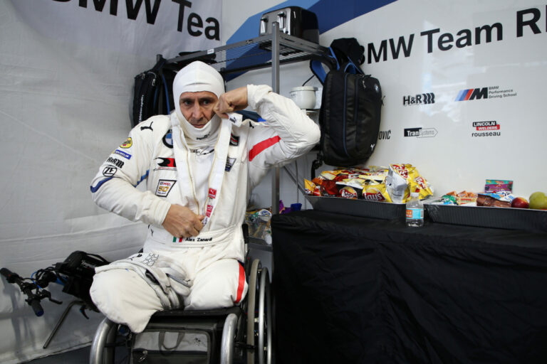 Mindkét lábát elvesztette, 5 évvel később már Forma-1-es autót vezetett (videó)