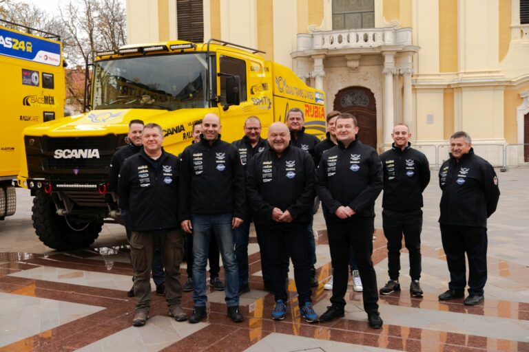 Áldás, új kamion, gulyásleves: így készül első Dakarjára a Qualisport