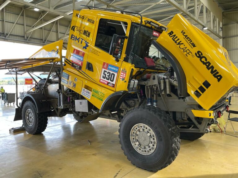 Készen áll a Dakarra Kovács Miklós csapata – sikeres volt a gépátvétel