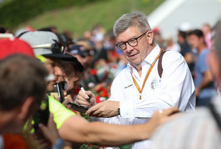 Russell és Ross Brawn a piszoárnál: a Mercedes pilótája azt hitte, élete lehetőségét szalasztotta el