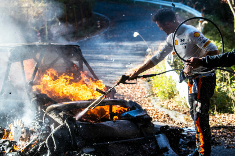 Több tűzoltó készülék kellene a versenyautókba 