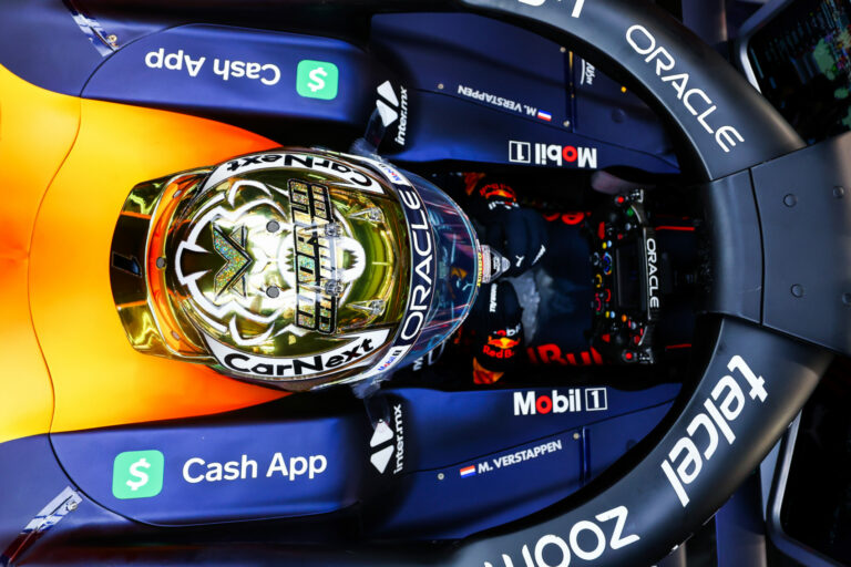 Verstappen vette át a vezetést Hamiltontól Abu-Dzabiban