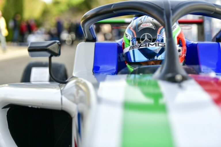 Fél kézzel vezetve, törött csuklóval nyomott le mindenkit a Mercedes 16 éves szupertehetsége (videó)