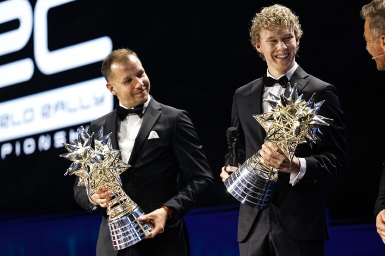 Rovanpera megnyugtatta Loeböt a FIA Díjátadó Gálán
