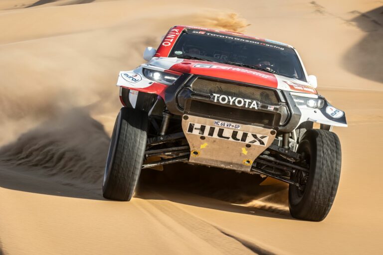 A Toyota autói már felkészítve állnak a Dakar táborban