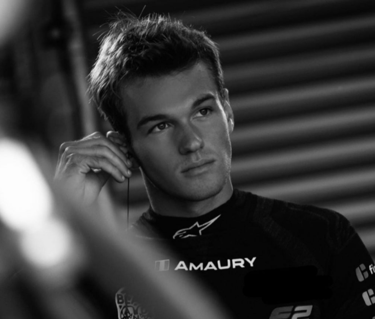 180-nal repesztett a közúton, a lehető legbutább módon buktatta le magát az F2-es pilóta