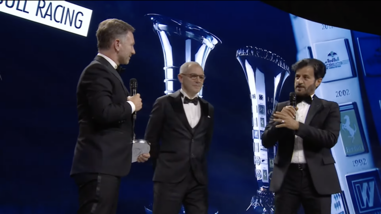 Kínos jelenetek: az FIA elnöke a színpadon esett neki a Red Bull csapatfőnökének (videó)