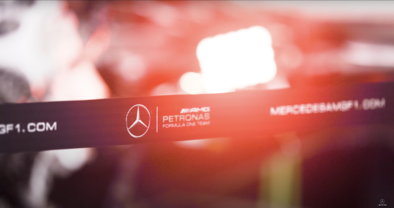 Beindította 2023-as F1-es autóját a Mercedes (videó)