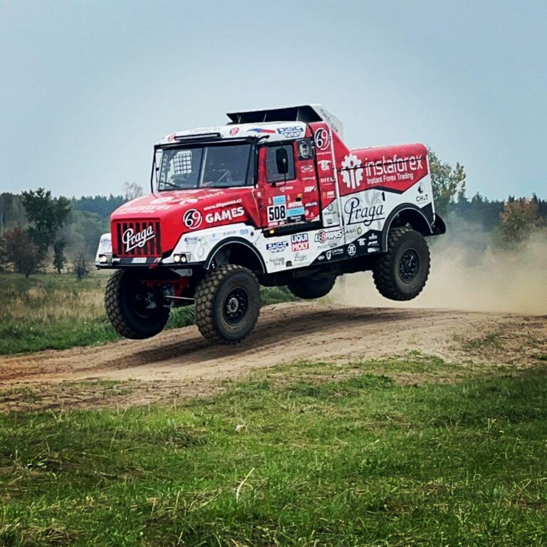 Erős cseh és holland ellenfelekkel kell megküzdeniük Kovácséknak a Dakaron