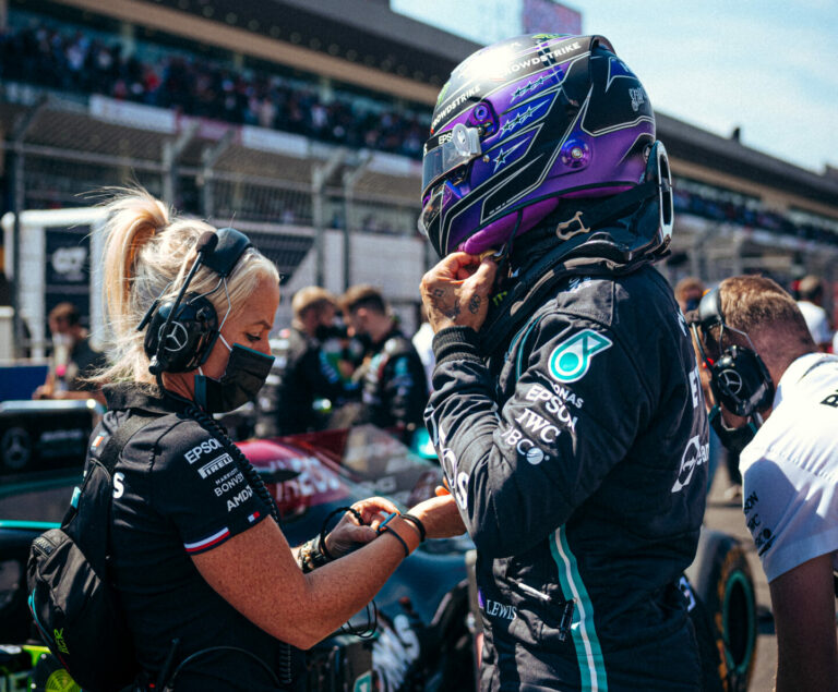 Az egyik legfontosabb nő Hamilton életében, mégis mindig helyette cipekedik, de ennek is megvan az oka