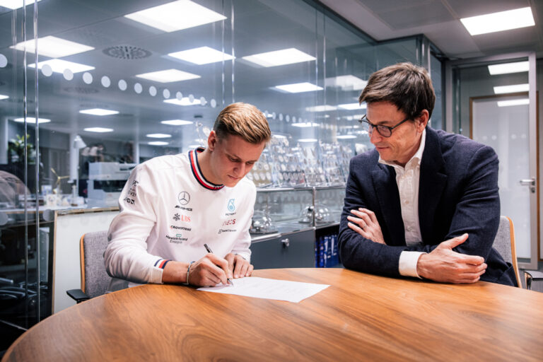Csak most érkezett, de már Mick Schumacher elengedéséről beszél a Mercedes