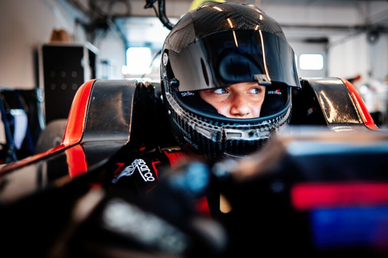 Az első lépés a nagy álom felé – Molnár Martin F4-es autót tesztelt (videó)