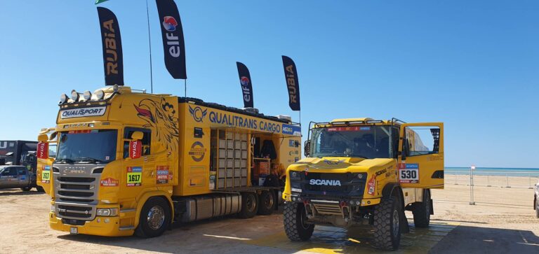 Felkerült az utolsó matrica is Kovács Miklósék kamionjára – jöhet a Dakar