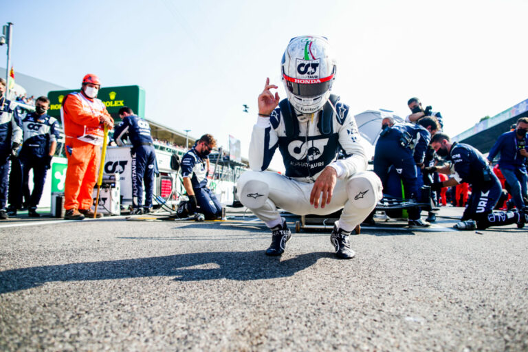 Keresztet vetni azért lehet? – veszélyes vizekre evezett az FIA a pilóták elnémításával