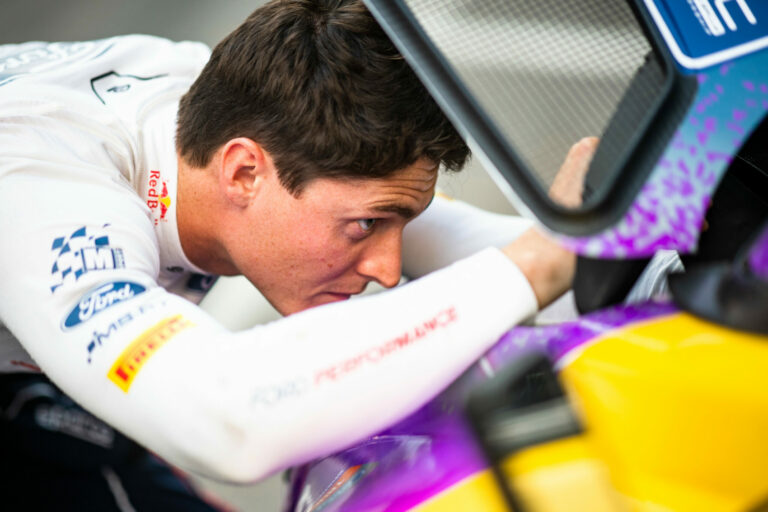 Fourmaux rajthoz áll a Janner Rallyn