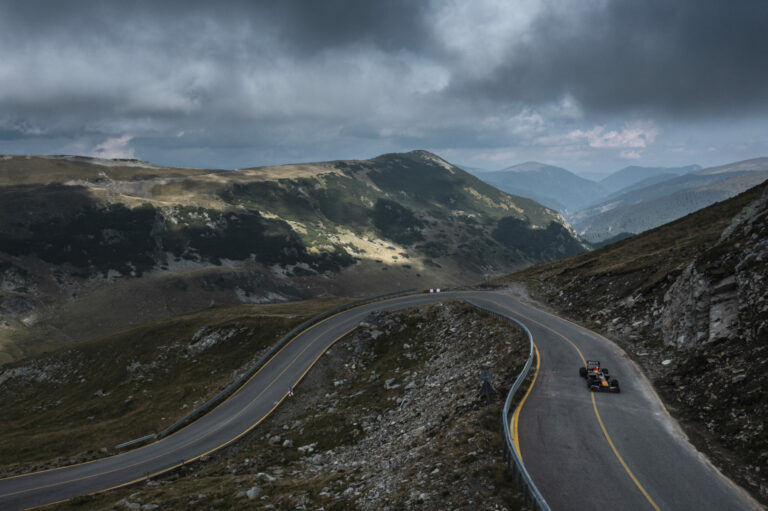 Erdély egyik leggyönyörűbb vidékén száguldozott és „fánkozott” egy F1-es Red Bull (videó)