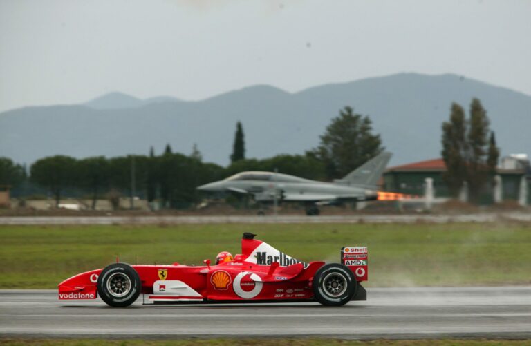 Schumacher minden idők legjobbja lett, majd legyorsult egy vadászgépet (videó)