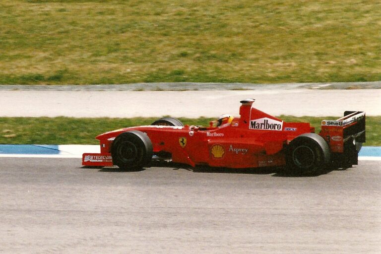 Pofátlan húzással vádolták a Ferrarit, de Schumacher az FIA bénázása miatt úszta meg a büntetést