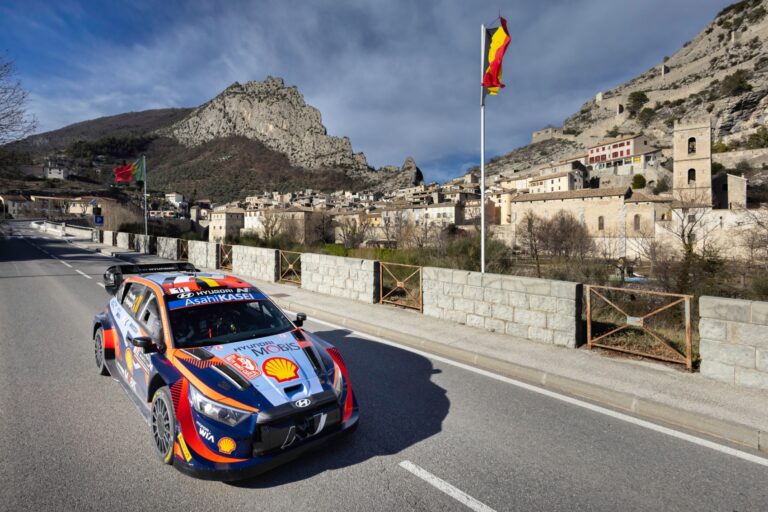 Neuville duplázott, még lőtávolban a második hely 