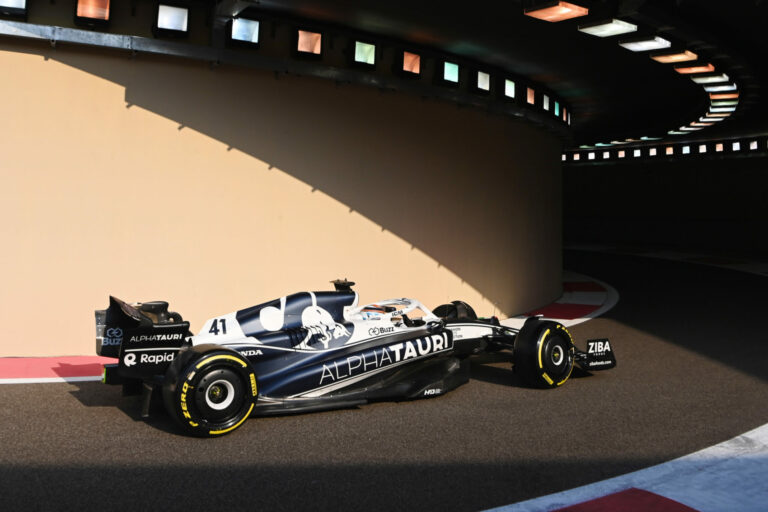 100 millió forintnak megfelelő összegre perelik az F1-be érkező világbajnokot