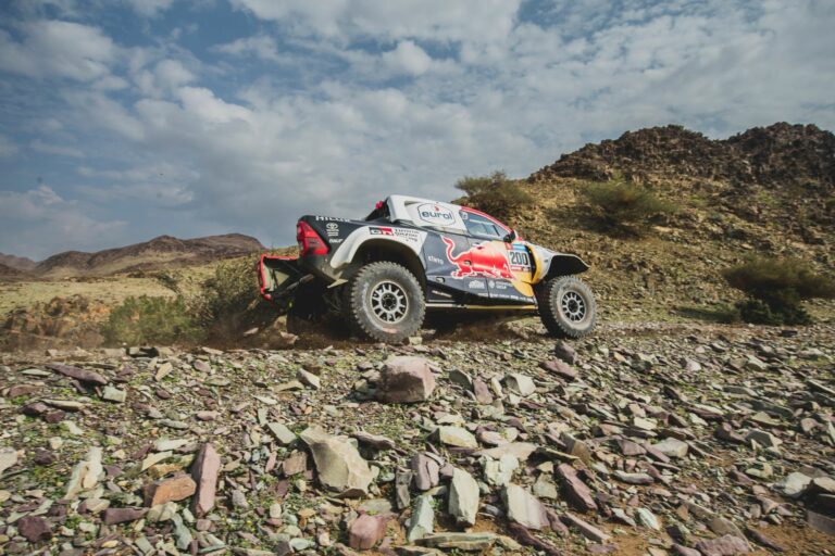 Nasser Al-Attiyah nyert a Dakar második napján, több nagyágyú is sokat veszített