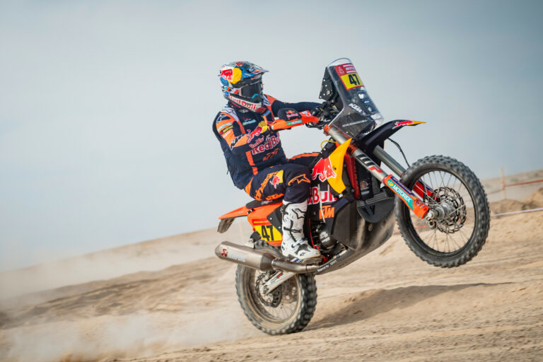 Daniel Sanders nyert a motorosoknál az első napon, a világbajnok máris kiesett