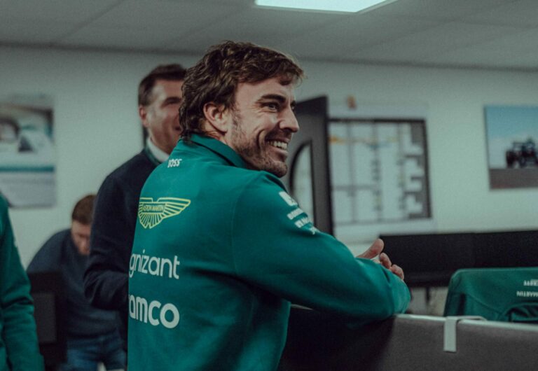 Olyan, mint Valentino Rossi? – Ezért lesz Alonso előrelépés Vettelhez képest