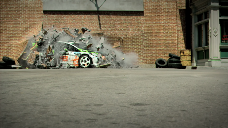 Falon áttörés, vonat elé ugratás, gorillát létráról ledriftelés – Ken Block legőrültebb mutatványai (videók)