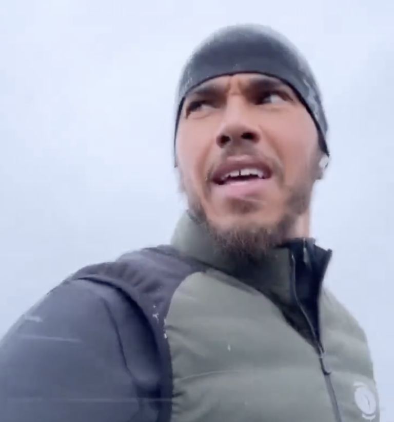 Hamilton Rocky Balboaként, nem akármilyen helyen készül az új szezonra (videók)