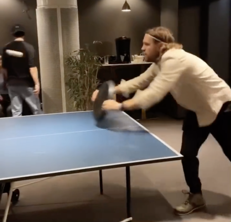 Tálcával pingpongozni? – Vettelnek ez is megy (videó)