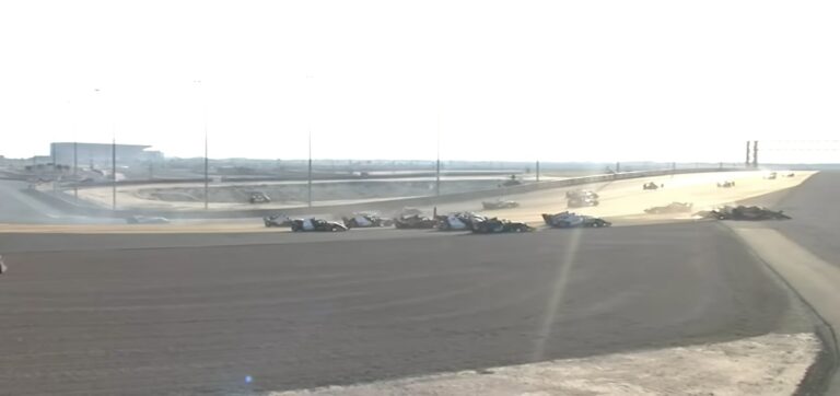 Óriási tömegbaleset, kilencen törték össze magukat a kuvaiti F3-as futamon (videó)