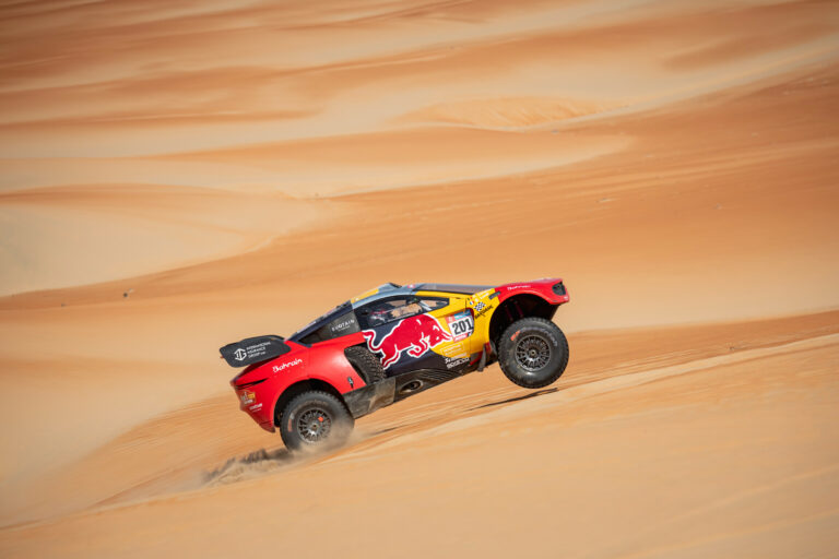 Loeb megállíthatatlan: sorozatban harmadszor nyert szakaszt a Dakaron