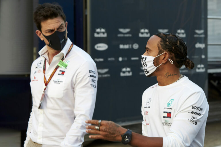 Tíz évig nem sírt, de akkor igen – Hamilton a Mercedesnek sem merte megmondani, mire készül