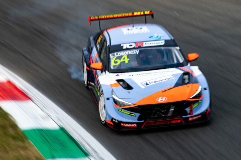 Feltörekvő túraautó-versenyzővel erősödik a MOTAM csapata 