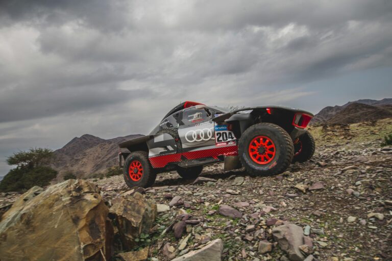 Az Audi nem adja fel, a jó napi eredményekért küzd Sainz és Ekström