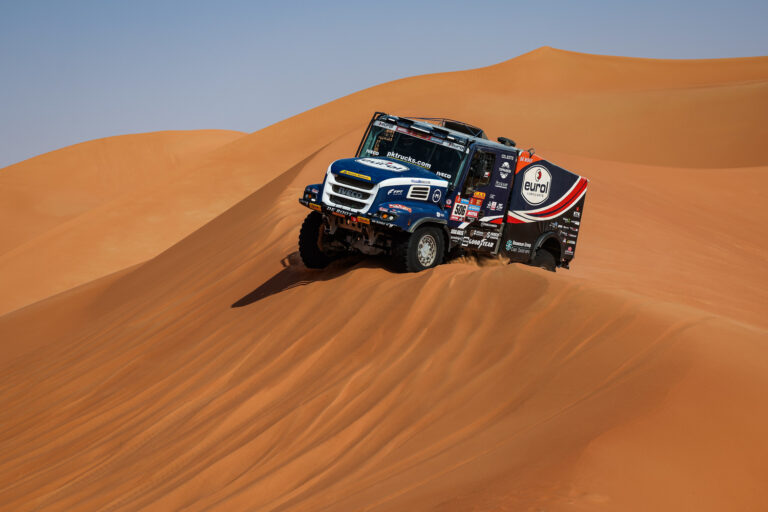 Janus Van Kasteren növelte előnyét, egy szakaszgyőztes kiesett a Dakaron