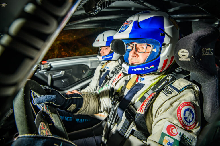 Jótékonysági árverésre kerül Hoffer Zsolt egyedi sisakja