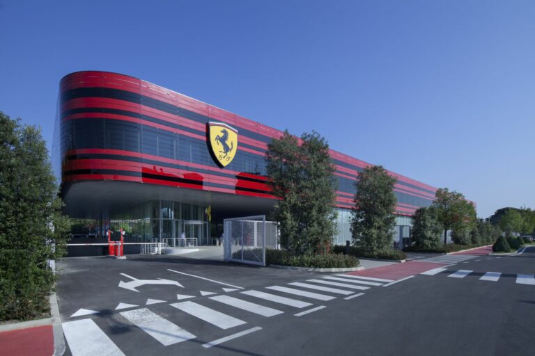 Érdekes lesifotó készült a Ferrari főhadiszállása előtt