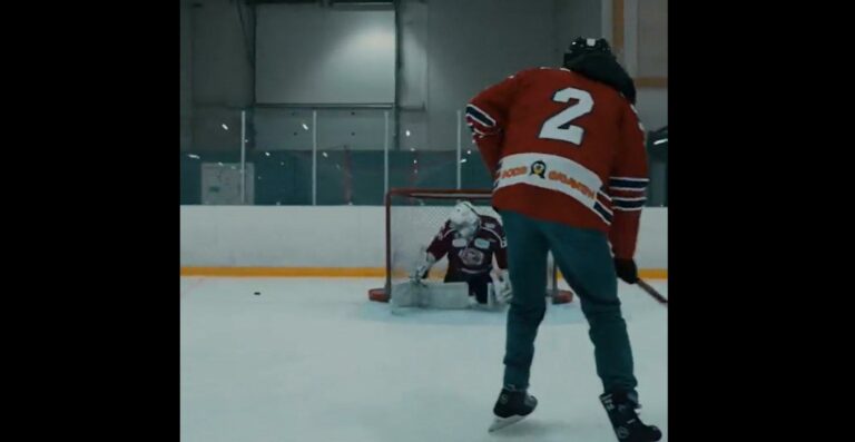 Hihetetlen felvételek, jégkorong mérkőzéssel kezdett a JWRC mezőny (videó)