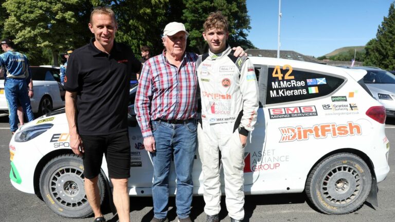 Max McRae rajthoz áll a Rally Hungary-n