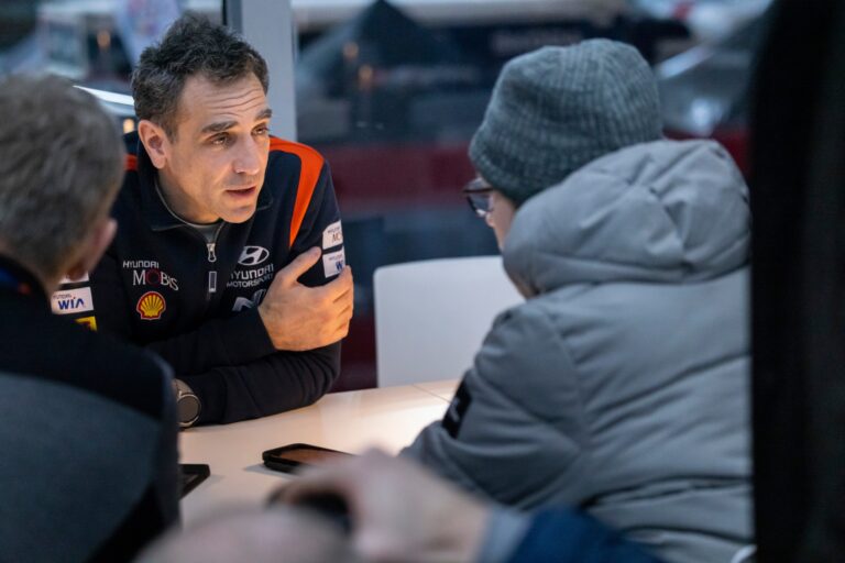 Abiteboul mosolygott, de legszívesebben felrobbant volna