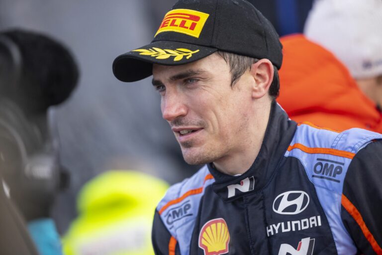 Breen a fiatalokat is támogatja