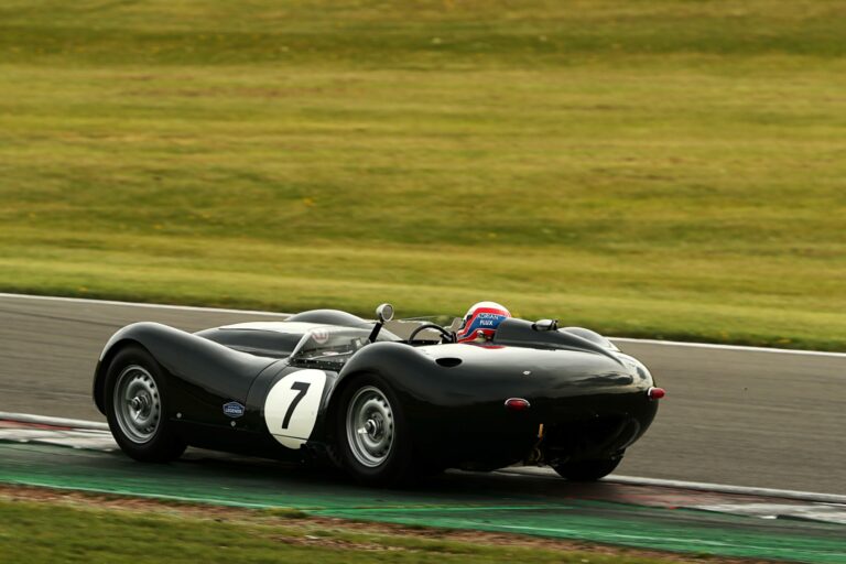 Szenzációs felvétel, legendás autót vezetett az F1-es kommentátor fia (videó)