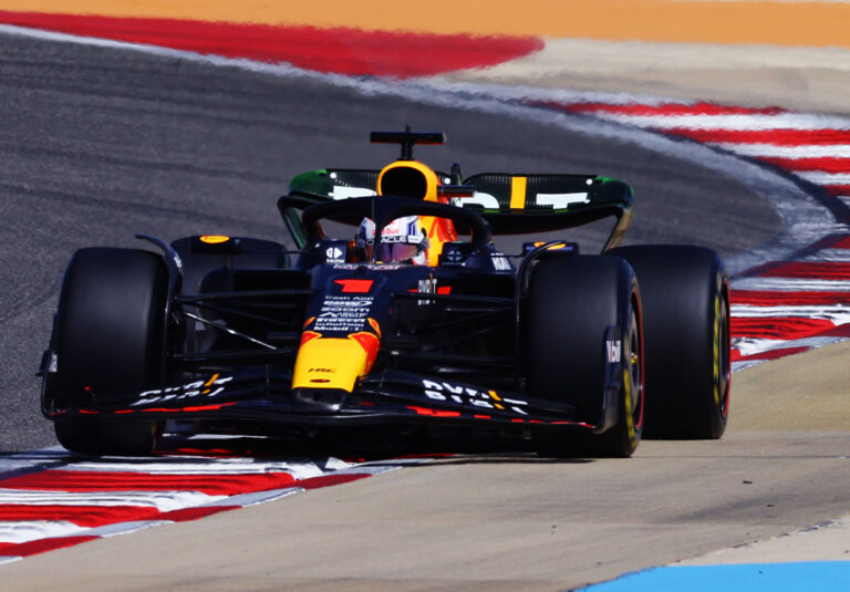 Ferrari-Red Bull „csatát” hozott a teszt első délelőttje, az Aston Martin azonnal megadta magát