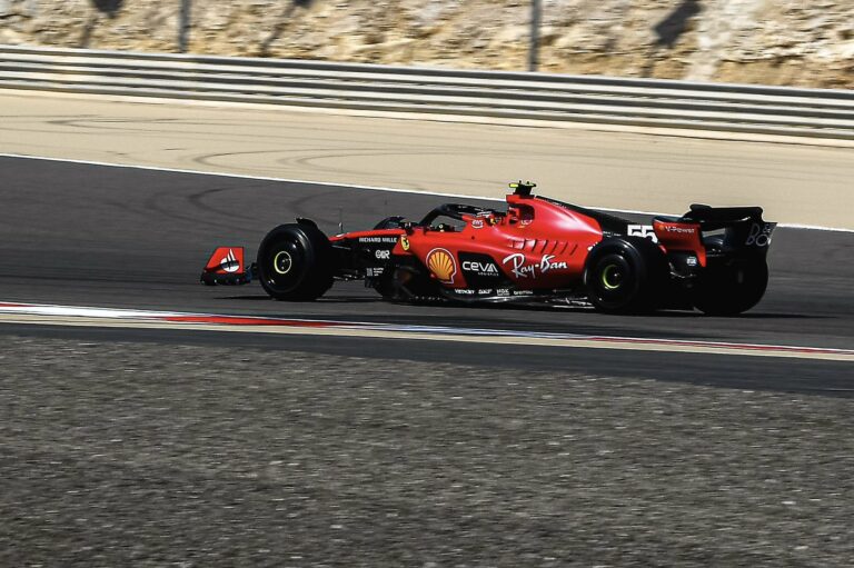A Ferrari volt a leggyorsabb, Hamilton autóját javítani kellett – bahreini teszt 2. nap, délelőtt